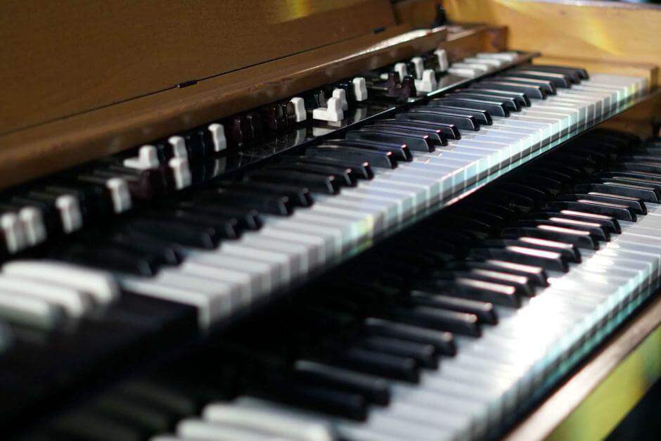 Tampilan tuts Hammond organ lengkap dengan perangkatnya
